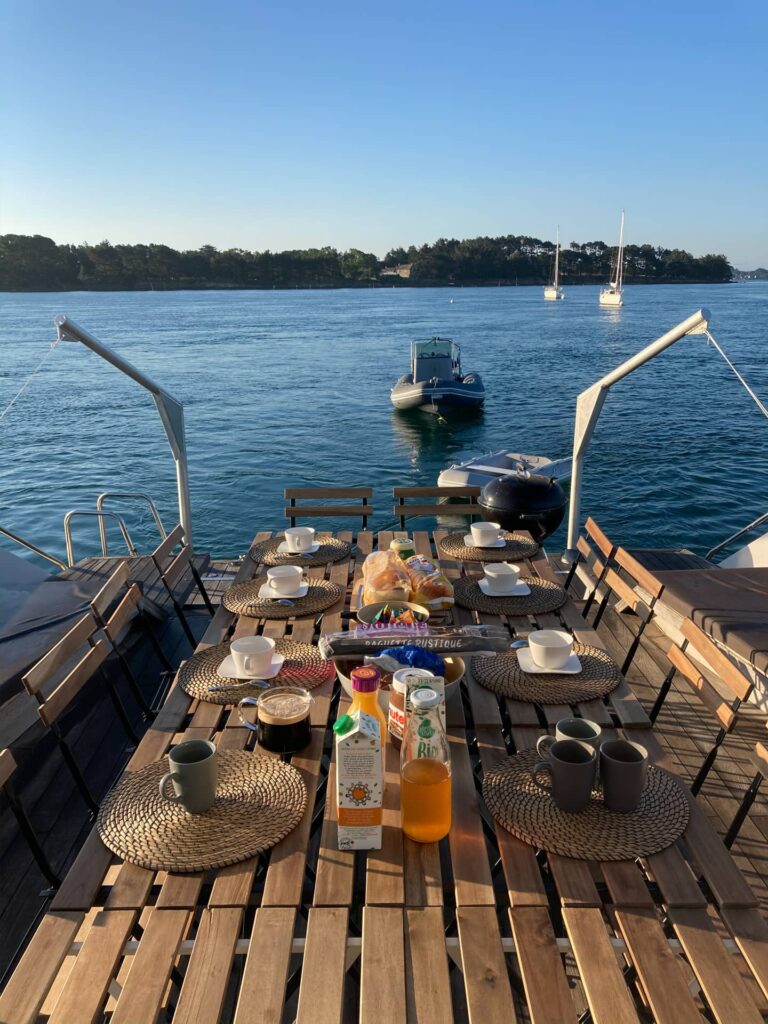 Petit déjeuner sur le Yacht Gavrinis